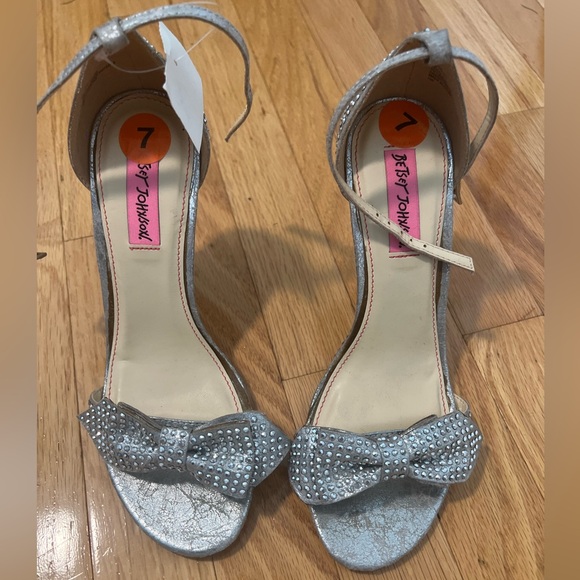 BETSEY JOHNSON DELANCYY SILVER WEDGE SANDALS IN SIZE 7 - Picture 8 of 12